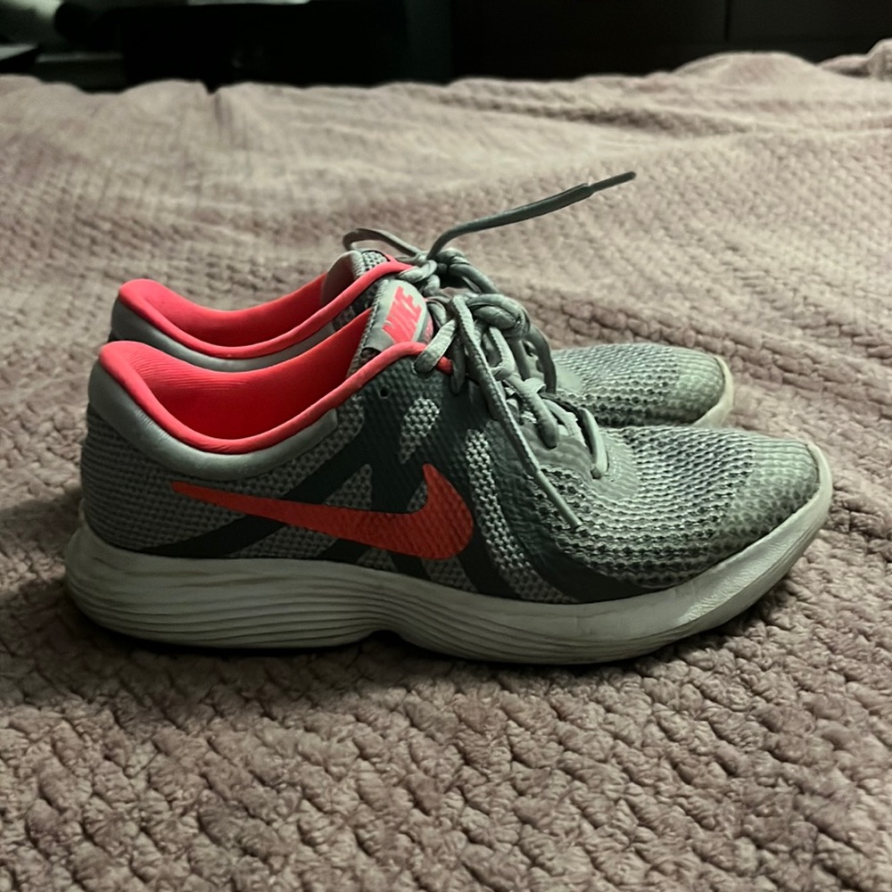 Girls 4.5 Nike sneakers